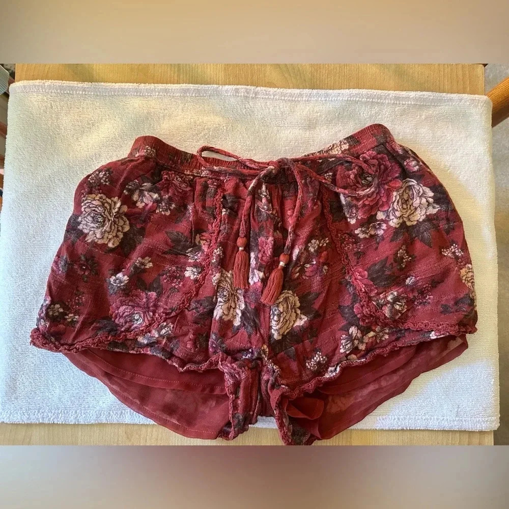 American Eagle Outfitters flowy floral shorts - Picture 2 of 9